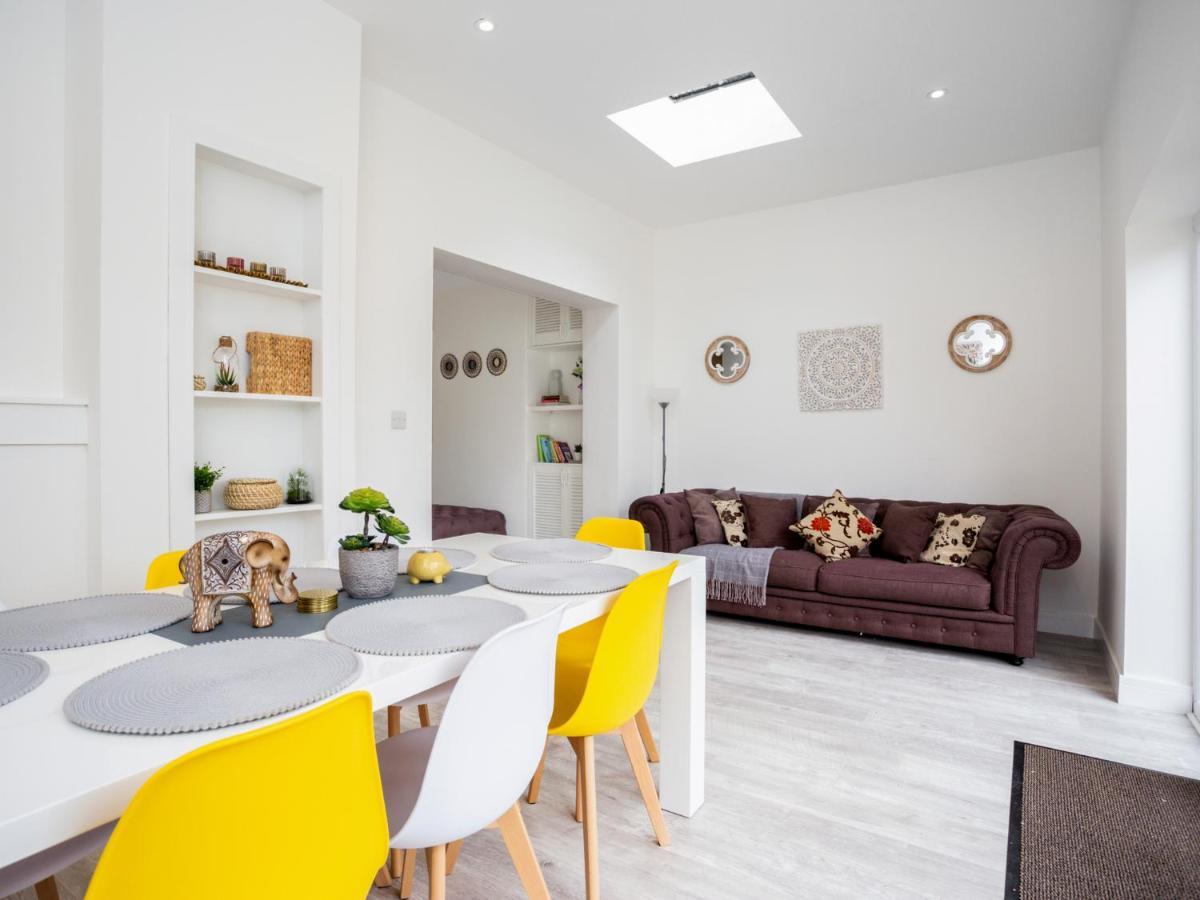 Large Modern Family Home Windsor Kültér fotó